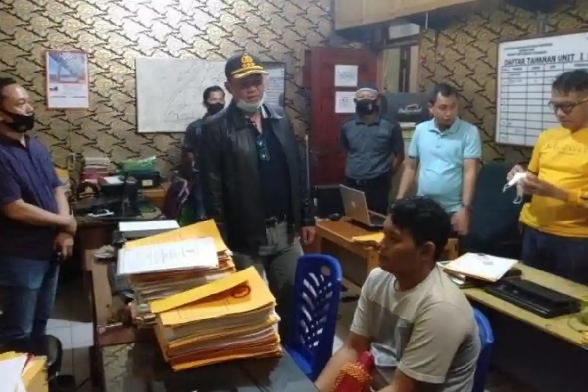 Bawa Tempat Minum ke Kantor Polisi, Pria yang Tendang Driver Ojol Sempat Mengancam Akan Menembak