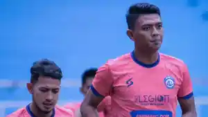 Striker-Arema-FC-Dedik-Setiawan-saat-berlatih.jpg