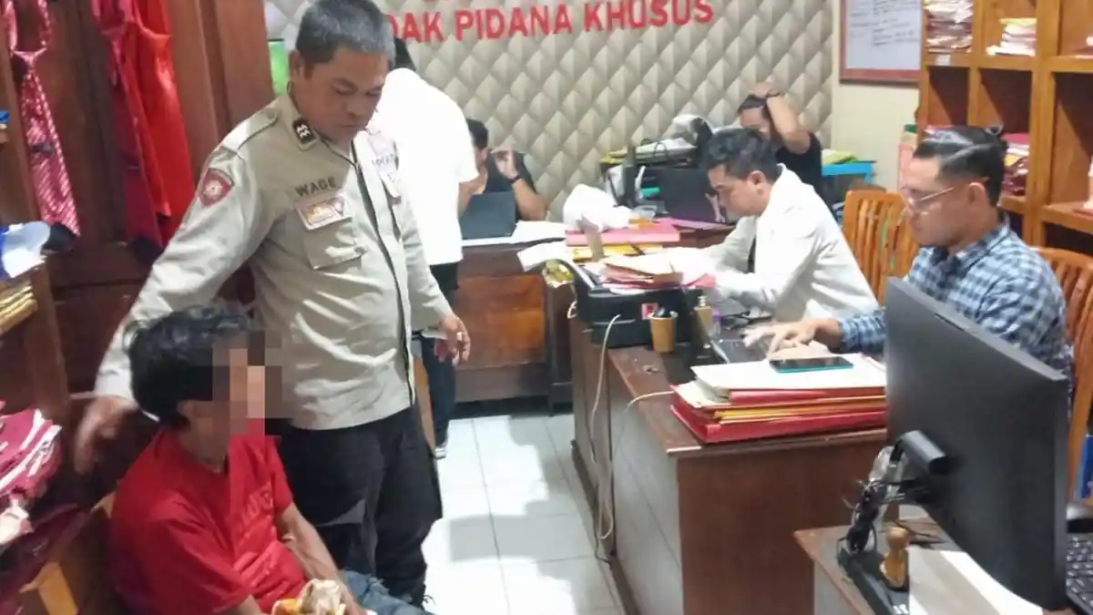 Nasib Pria Paruh Baya Situbondo, Diciduk Polisi saat Asyik Merekap Judi Togel di Warung