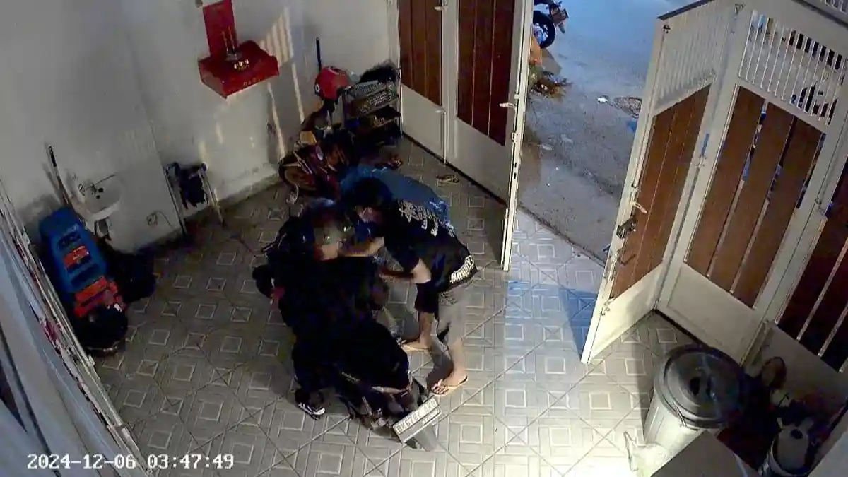 VIRAL LOKAL: Bobol Rumah Warga di Medan Tembung, 2 Pria Curi Motor Matik dari Garasi