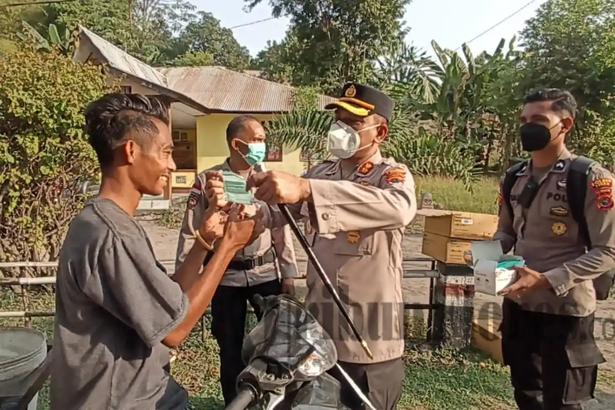 Polres Sikka Bagi Masker Untuk Warga, Terdampak Erupsi Gunung Lewotobi Laki-laki 