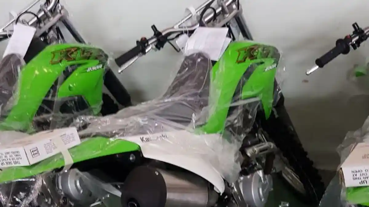 Masih Plastikan, Begini Tampang Kawasaki KLX230 yang Diproduksi di Indonesia
