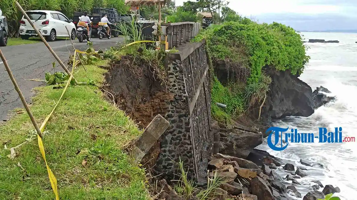 Dua Kali Abrasi, Tebing di Pantai Mengening Badung Bali Kondisinya Memprihatinkan 