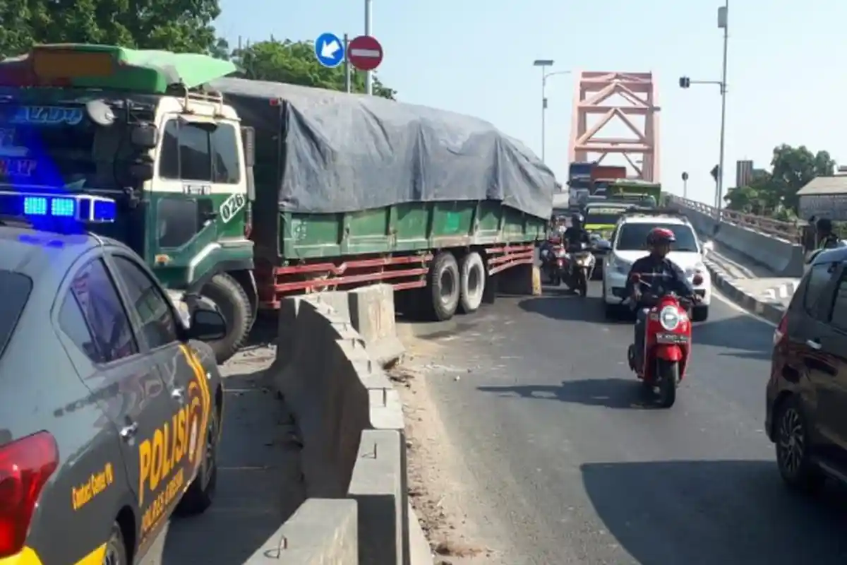 BREAKING NEWS - Rem Blong, Truk Tronton Tabrak Pembatas Jalan di Pantura Desa Sembayat, Gresik
