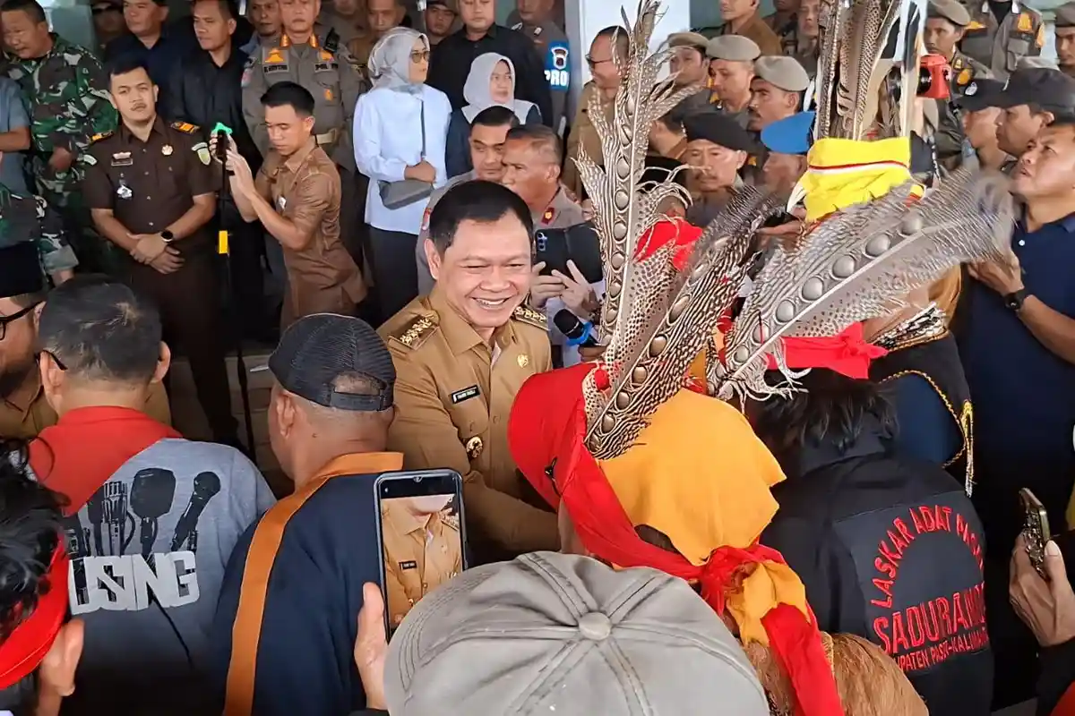 Bupati Paser Sambut Massa Demo Penolakan Transmigrasi dengan Dialog Terbuka