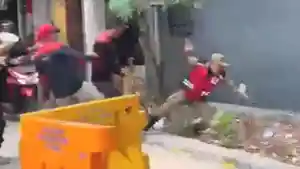 Kondisi-2-Satpol-PP-yang-Ditendang-Oknum-Buruh-saat-Demo-UMK-Eri-Cahyadi-Perintahkan-Tangkap-Pelaku.jpg