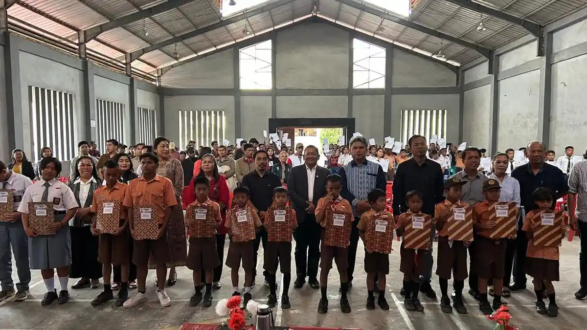 Setelah 635 Pelajar di Toba, Hari yang Sama Ketua DPD DPIP Sumut Serahkan 242 Pelajar di Taput