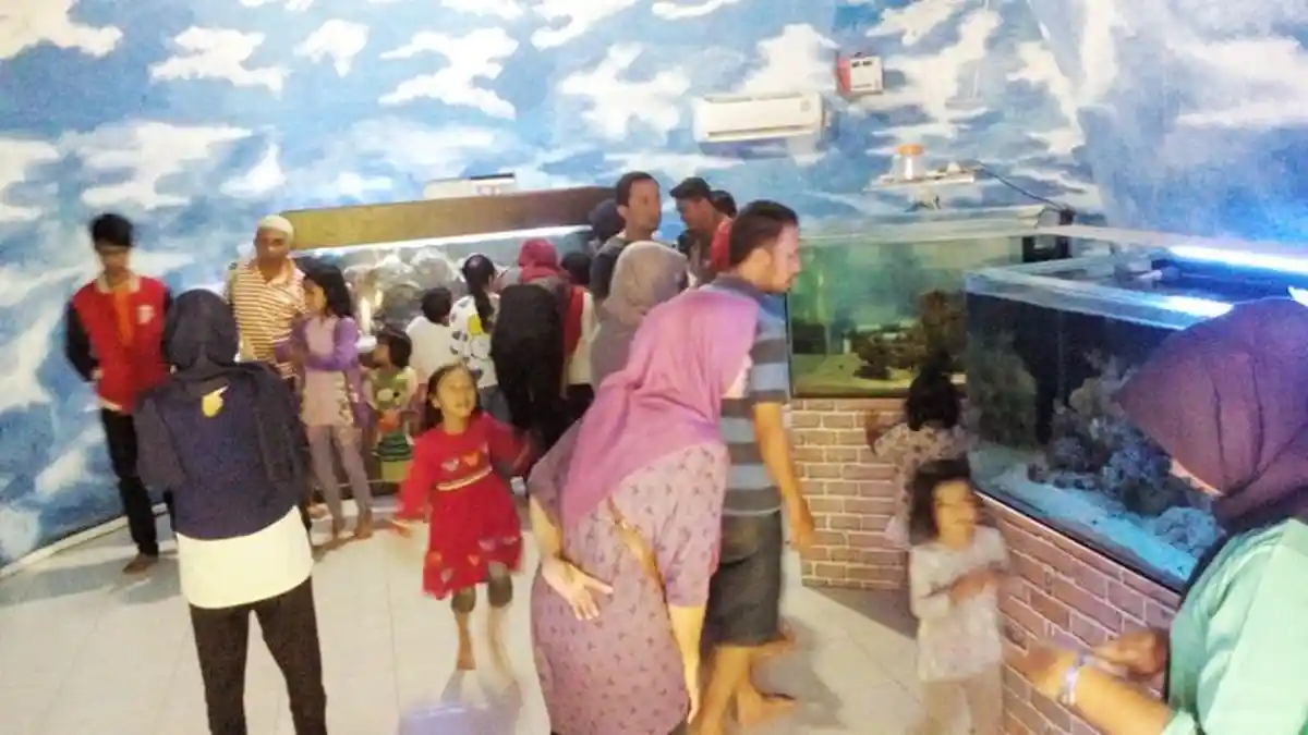 Liburan, Zona Akuarium Di Taman Satwa Jadi Serbuan Pengunjung