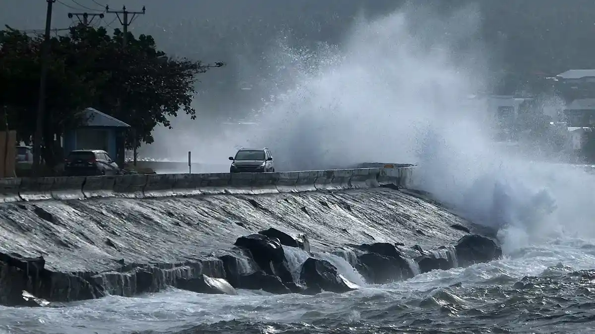 BERITA FOTO, Ombak Tinggi di Pesisir Kota Manado