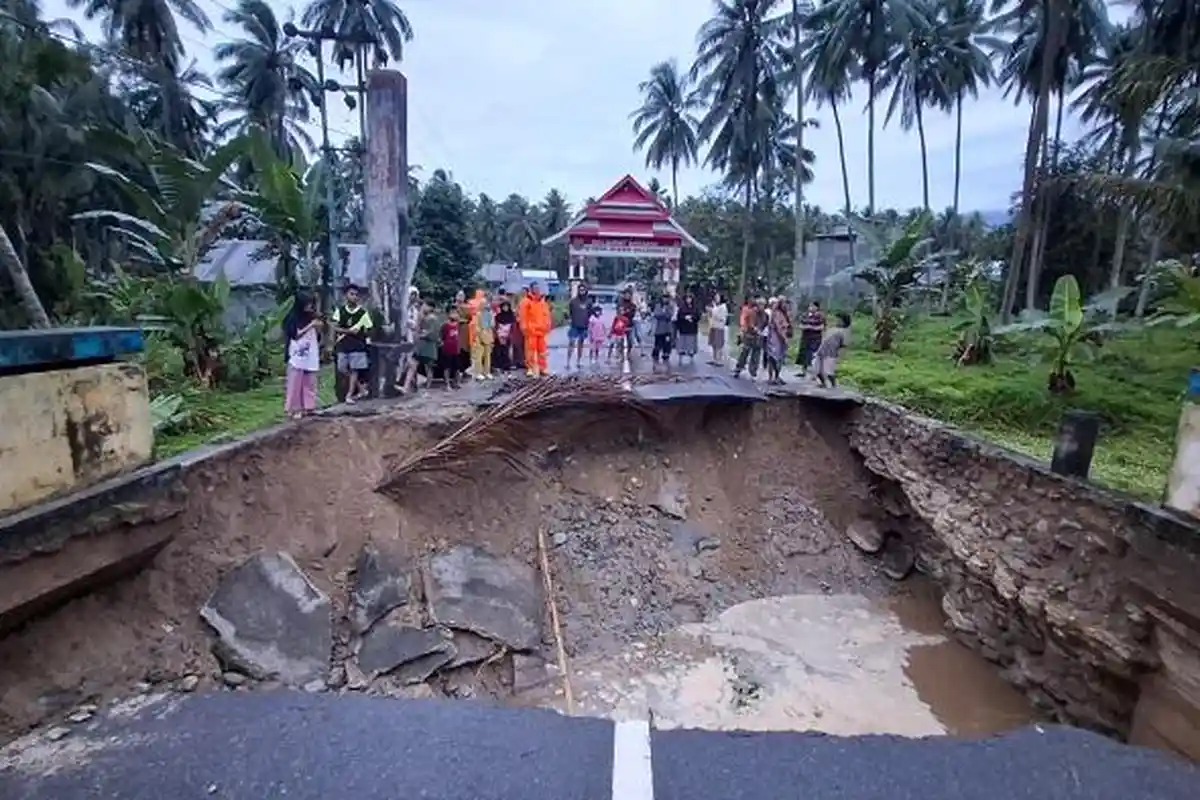BREAKING NEWS: Jembatan Penghubung ke Desa Wisata Malangga Ambruk Dihantam Luapan Sungai Tuweley