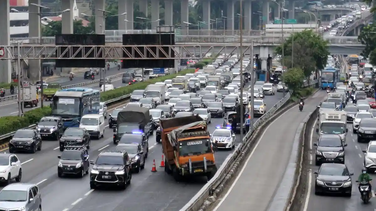 Waspada Berkendara di Belakang Truk, Perhatikan Langkah Berikut Agar Terhindar dari Kecelakaan