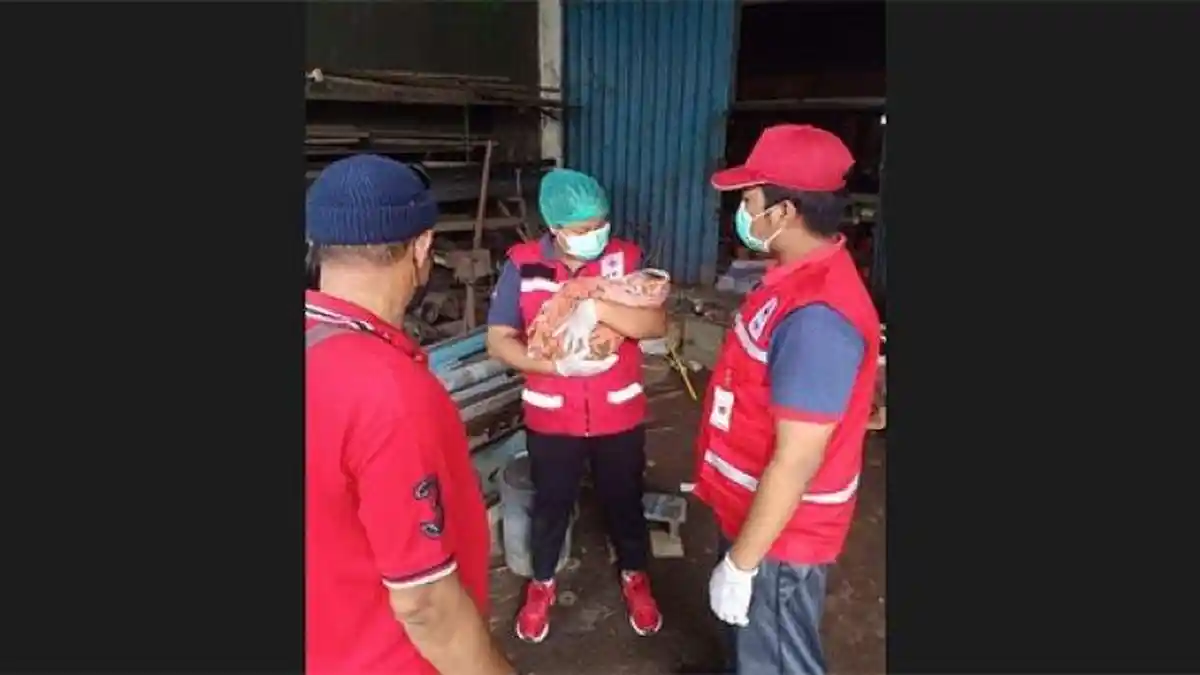 Seorang Ibu Telantarkan Bayi di Bengkel Las, Saat Ditemukan Petugas Dalam Keadaan Linglung