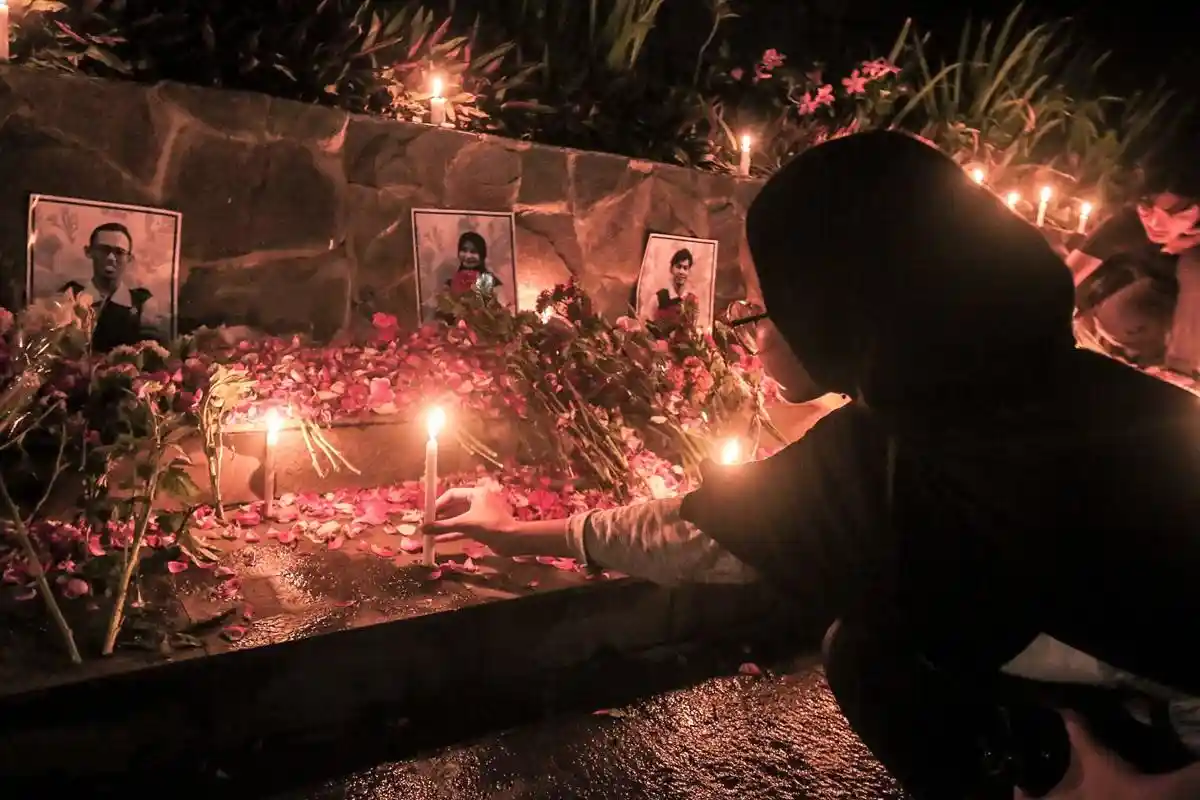 Ratusan Mahasiswa UIN Walisongo Semarang Kenakan Baju Hitam: Gelar Doa Bersama dan Tabur Bunga