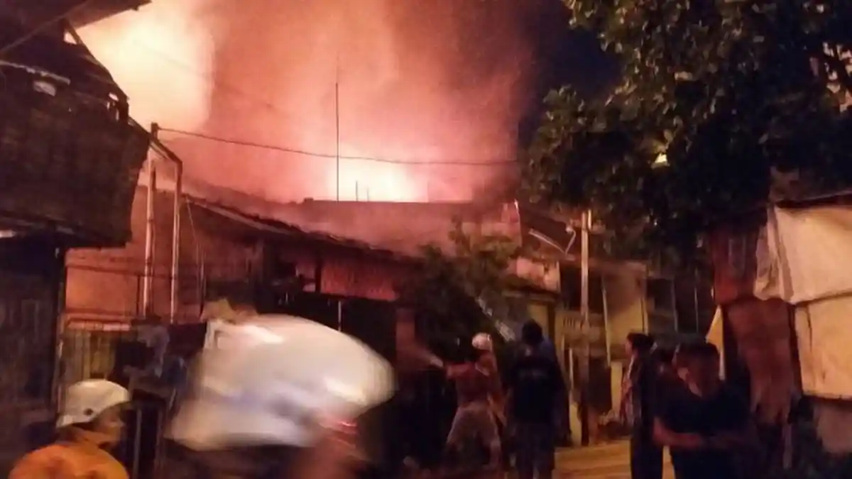 Kebakaran Hebat di Pademangan Timur, Sejumlah Warga Panik Berlarian