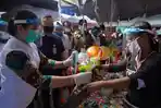 feby-deru-bagikan-face-shield-di-pasar.jpg