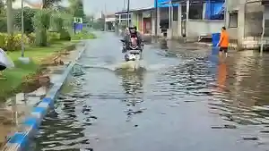 Kondisi-jalan-di-Desa-Kedungbanteng-Sidoarjo-Jatim-yang-terendam-banjir.jpg