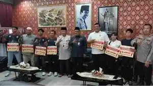 Walikota-Tanjungpinang-serahkan-bonus-untuk-atlet-dan-pelatih-peraih-medali-POPNAS-2025.jpg