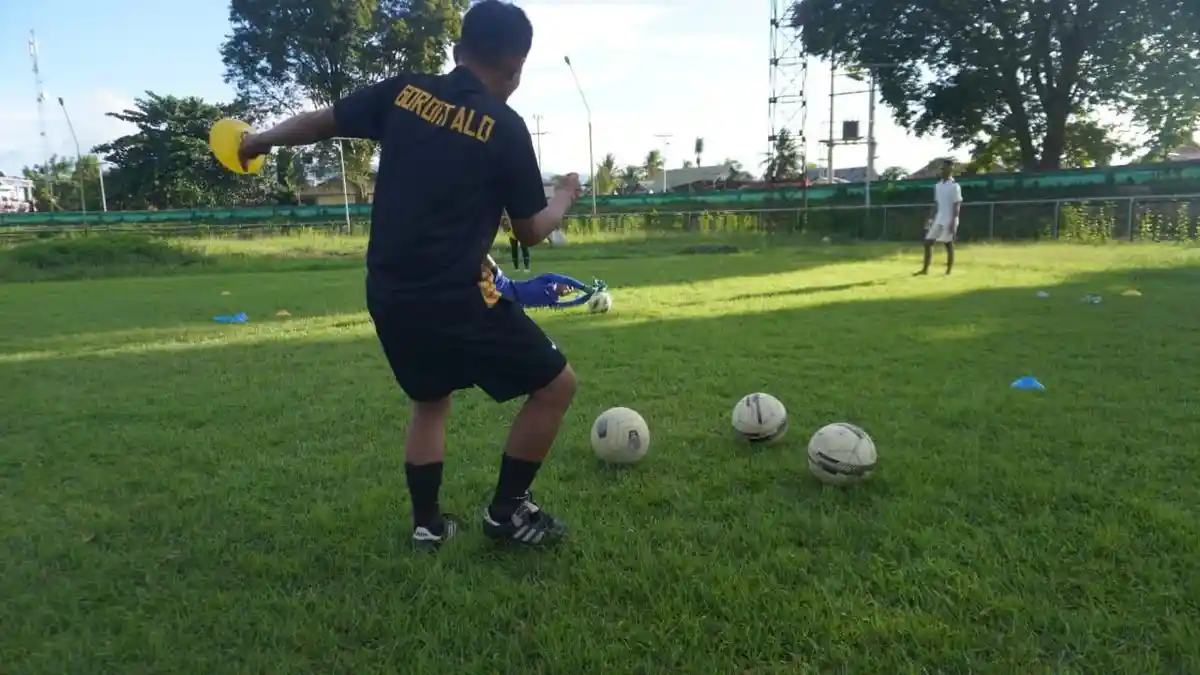 Pelatih Jon Yantu Beri Latihan Tepisan kepada Kiper Persidago
