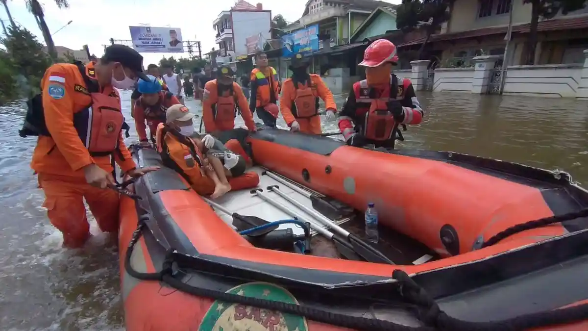 Banjir di Samarinda, Basarnas Temukan Bocah 12 Tahun Terluka Akibat Main Air