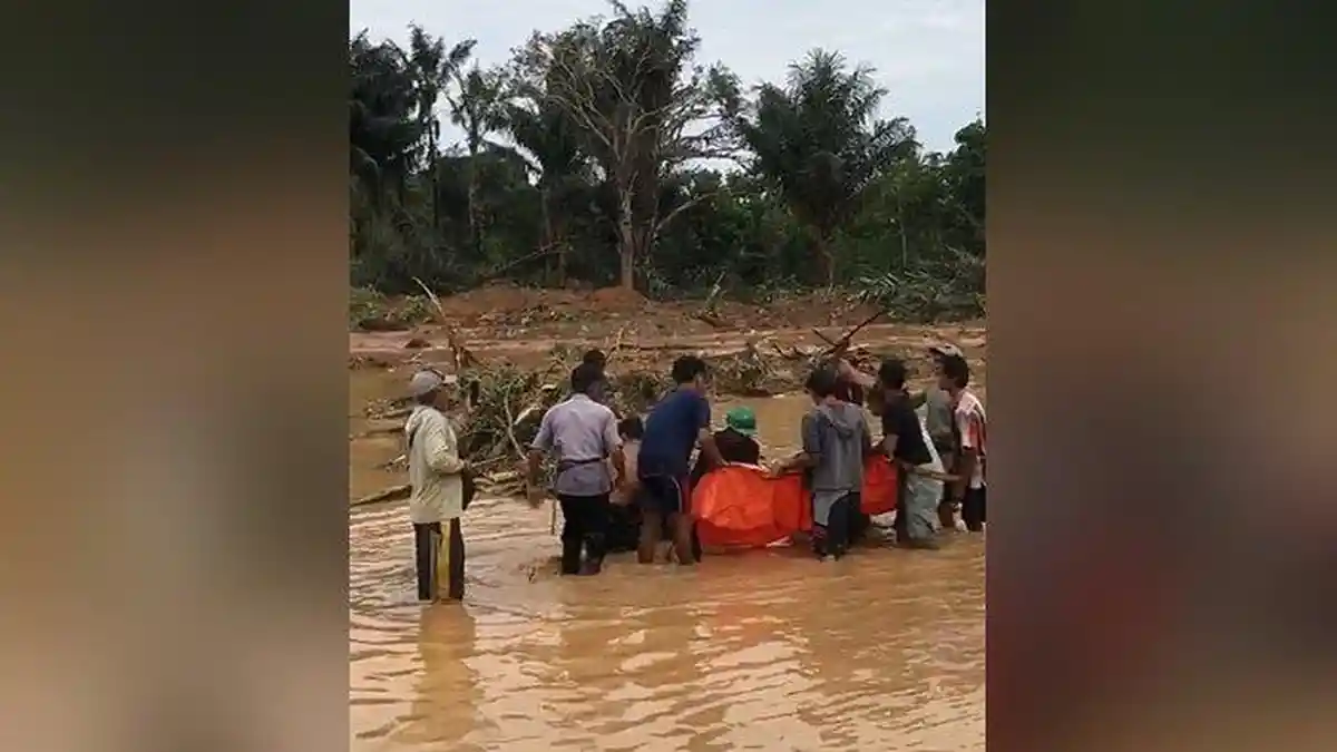 Banjir di Kalsel, Bantu Bersihkan Material Longsor Operator Ekskavator Terseret ke Jurang dan Tewas