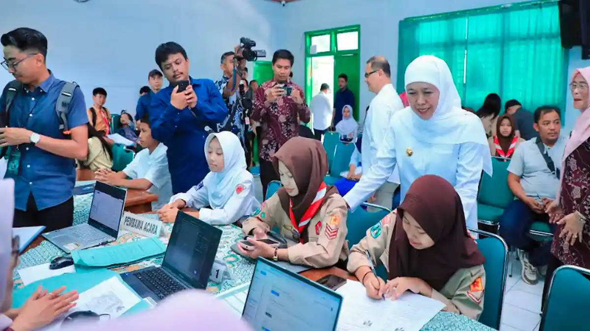 Gugur Masuk SMA Negeri? Khofifah Buka Rahasia Peluang Emas Jalur SMK yang Kuotanya Melimpah - Surya.co.id