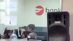 Seorang-petugas-di-loket-teller-Bank-Banten.jpg