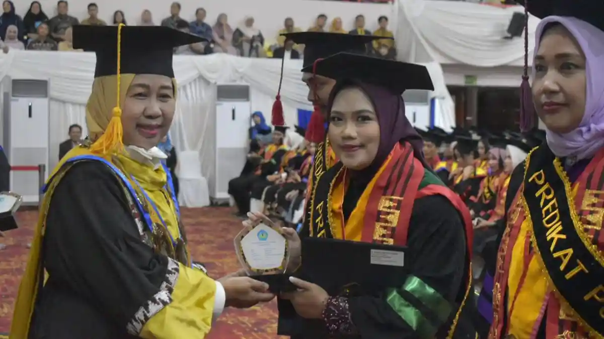  Adilla Dwi Nur Yadika Sabet Lulusan Terbaik Program Master FK Unila  