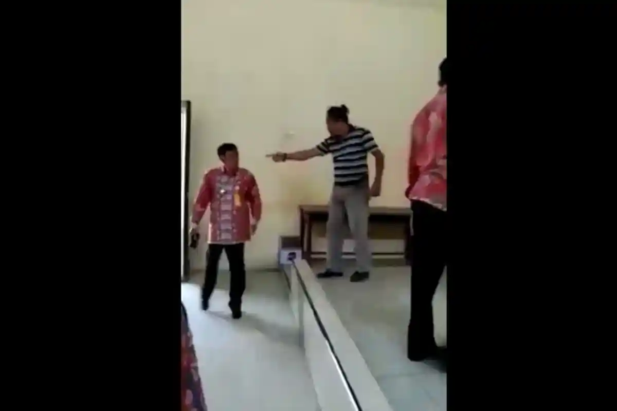 Viral Video Pria Ngamuk di Kantor Desa di Jombang, Diduga Depresi karena Kalah Pilkades