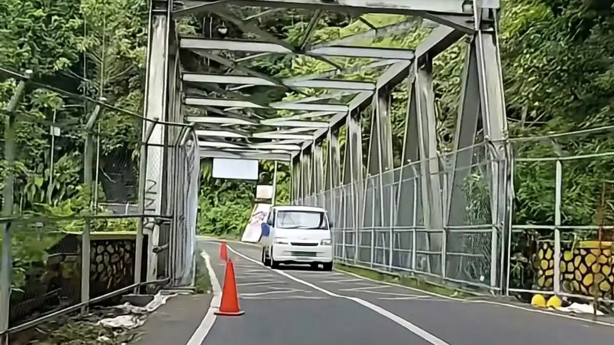 Pemprov Jatim Pasang Pagar Pengaman di Jembatan Cangar untuk Cegah Bunuh Diri - Surya.co.id