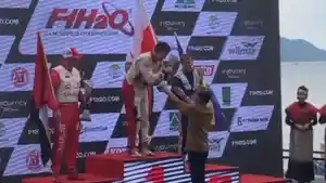 Presiden-Jokowi-serahkan-langsung-piala-dan-salami-para-pemenang-F1H2O.jpg