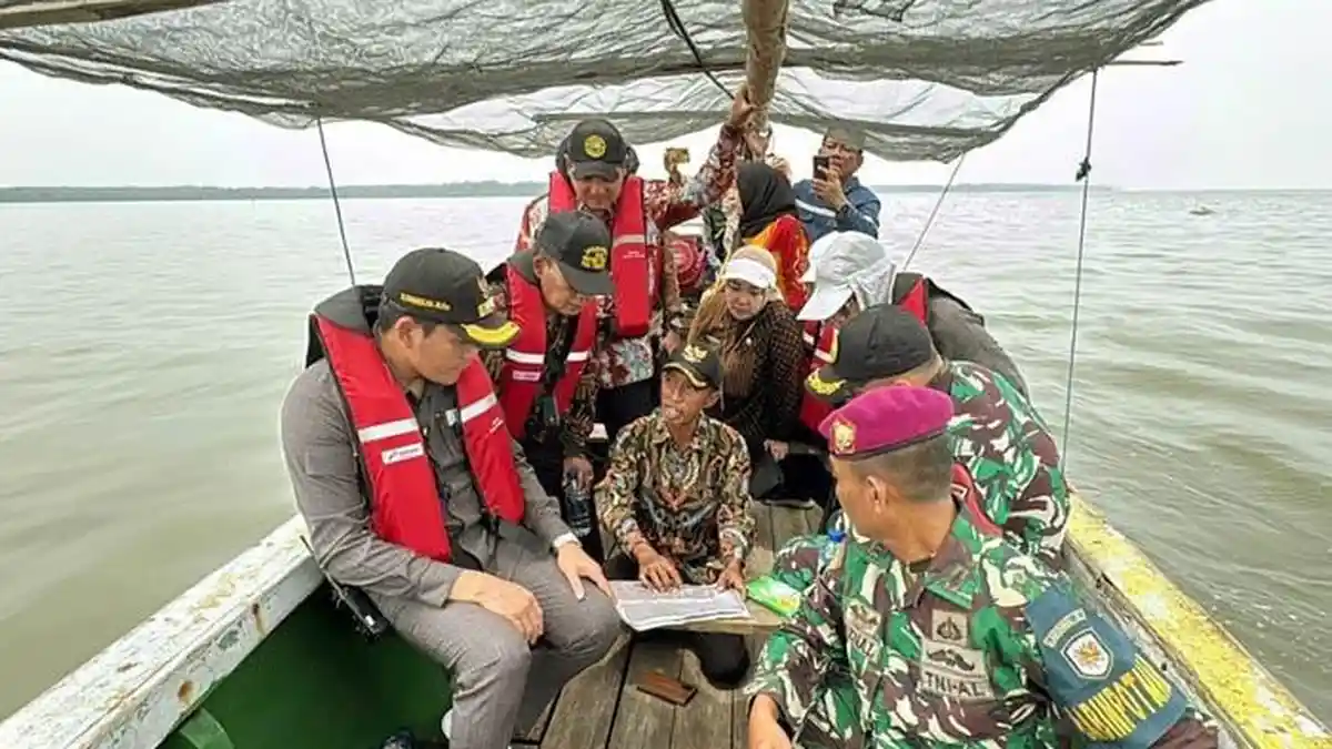 Pejabat Sidoarjo Ramai-ramai Naik Perahu Susuri Perairan yang Terbit HGB-nya