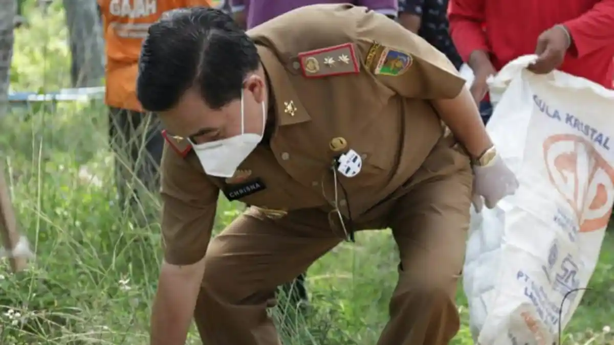 Pjs Bupati Pesisir Barat Achmad Chrisna Putra Bersih-bersih Pantai di Pantai Pekon Siging