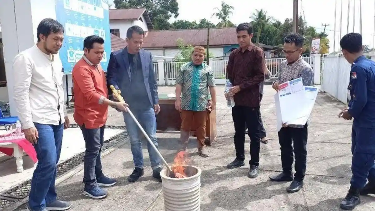 Jelang PSU, KPU Batanghari Musnahkan Kelebihan Surat Suara