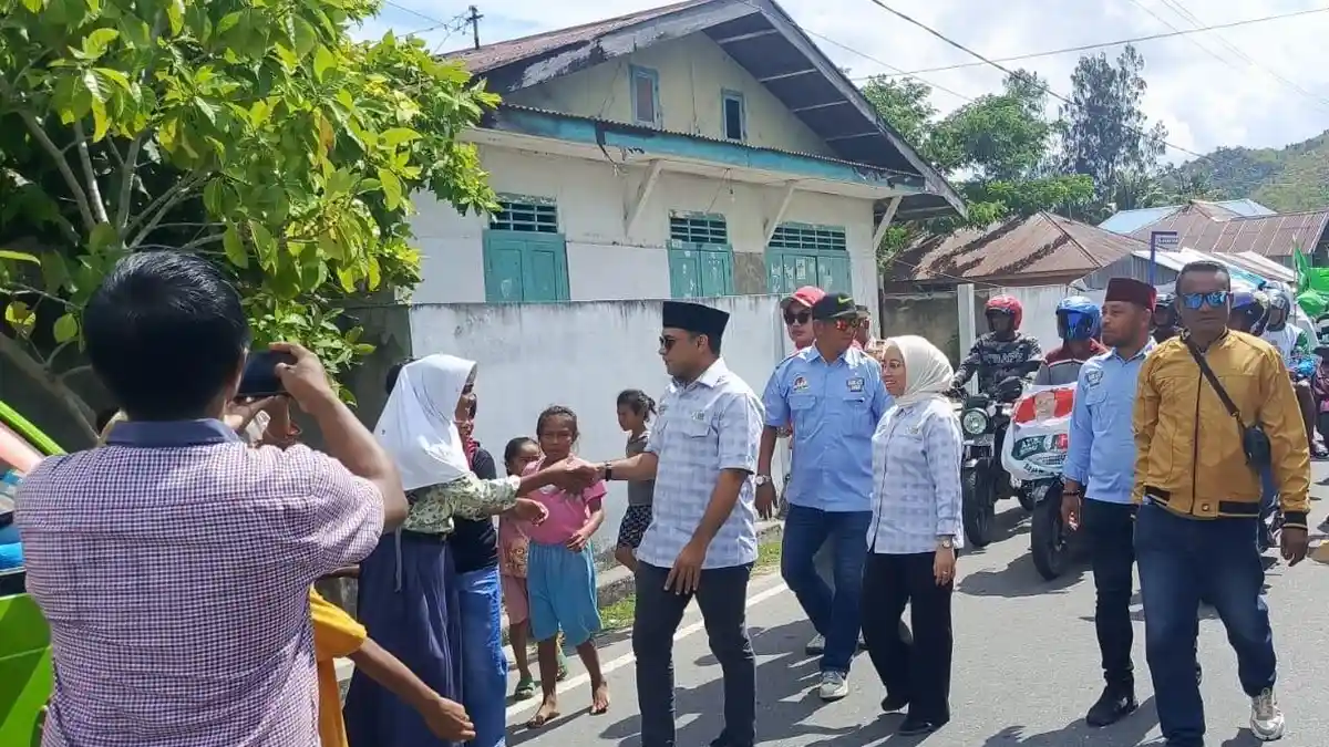 Jalan Kaki, Aziz Hentihu dan Gadis Umasugi Sapa Warga Jikumerasa