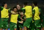 Pemain-Persebaya-Bruno-Moreira-melakukan-selebrasi-dengan-rekan-satu-tim.jpg