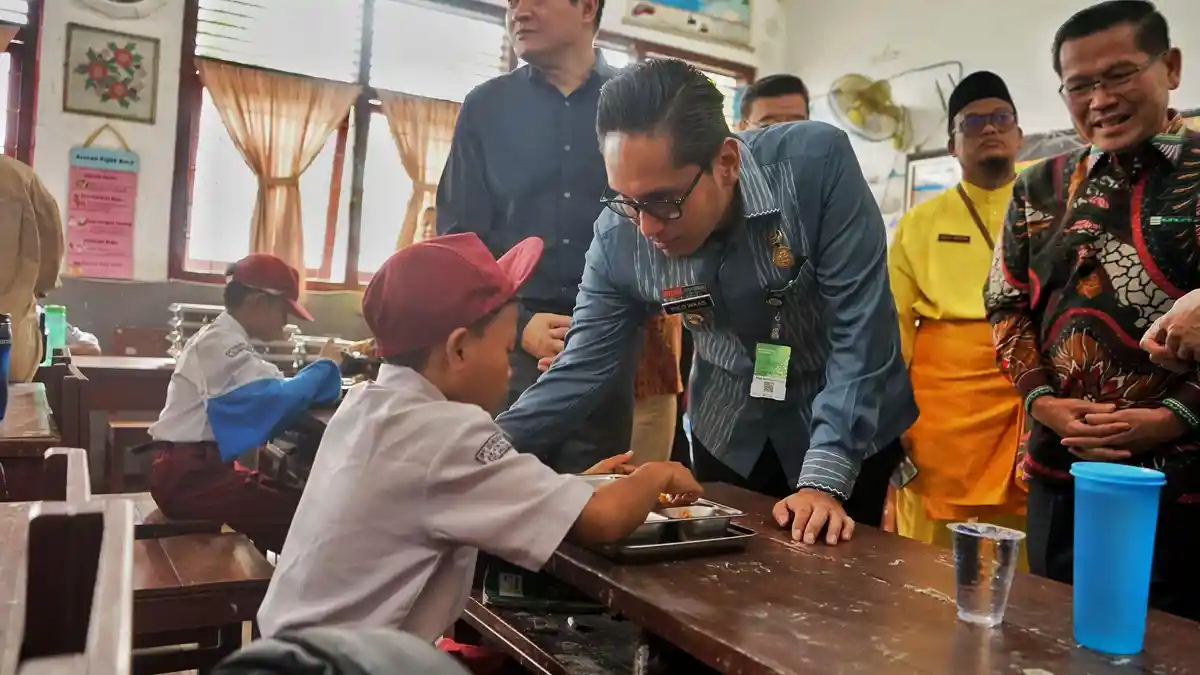 Dubes Tiongkok Wang Lutong Diajak Rico Waas Tinjau Program MBG ke Sekolah Dasar