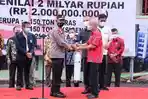 kapolda-sumatera-selatan-irjen-pol-eko-indra-heri-menerima-bantuan-senilai-rp-2-miliar.jpg
