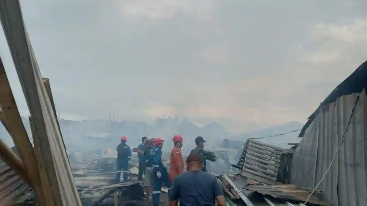Kebakaran di Proyek Perumahan Royal Sentraland, 50 Bangsal Pekerja Ludes Dilalap Api