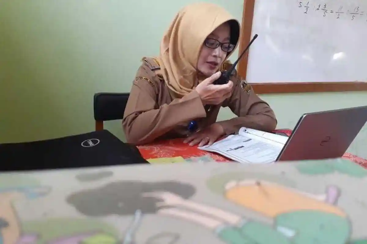 Tak Tega Lihat Murid Tak Bisa Belajar karena Kehabisan Paket Data Internet, Guru di Madiun Pakai HT