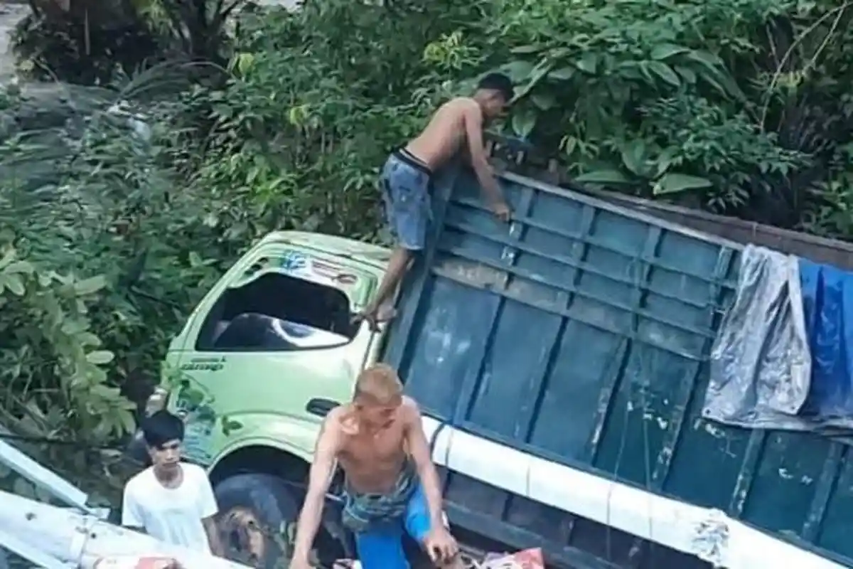 Tak Kuat Menanjak, Truk Bermuatan Barang Jatuh ke Jurang di Kapontori Buton Sulawesi Tenggara