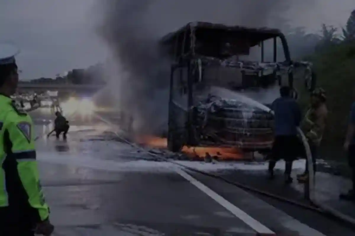 Update Bus Rosalia Indah Terbakar di Tol Semarang: Sopir Sempat Dengar Suara Ledakan dari Mesin