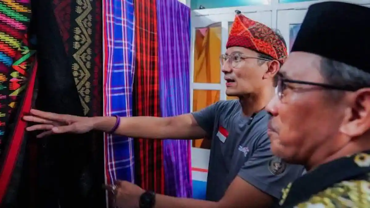 Menparekraf Sandiaga Uno Kepincut Keindahan Kain Tenun Khas Bima