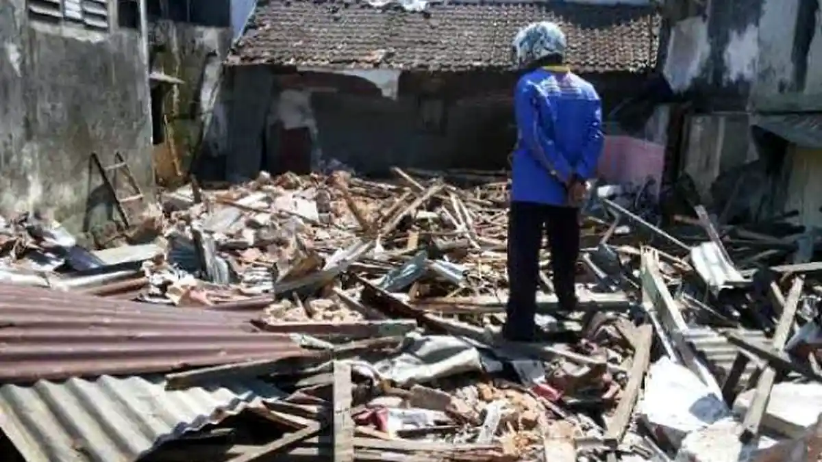 Kodam V/Brawijaya Robohkan Empat Rumah di Gunungsari