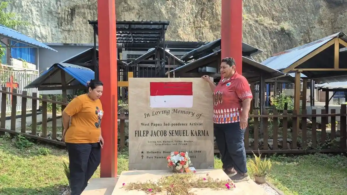 Makam Tokoh Aktivis Papua Filep Karma Dicat Merah Putih, Gambar Bintang ...