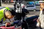 Polisi-Sedot-BBM-dari-Motornya.jpg