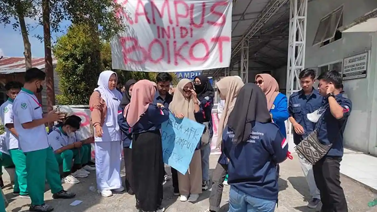 Seratusan Mahasiswa Stikes Payung Negeri Aceh Darussalam Cabang Bener Meriah Geruduk Kampus