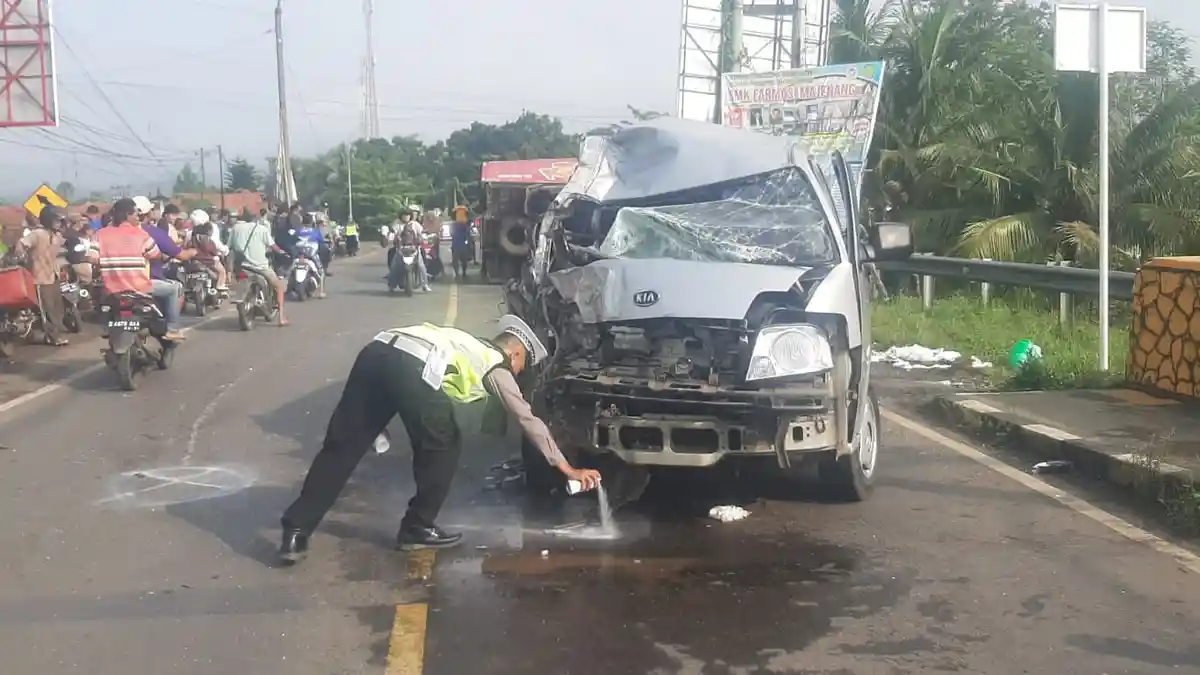 Kecelakaan Beruntun saat Mudik di Cilacap Truk Boks, Kijang, dan KIA Bertabrakan Hingga Terguling