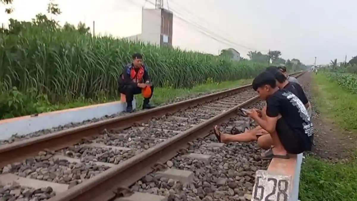PT KAI Larang Masyarakat Ngabuburit di Sekitar Rel Kereta Api