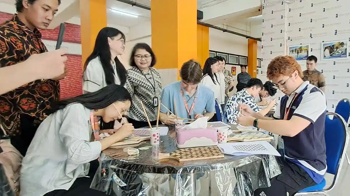 Mahasiswa Asing Belajar Batik dan Gamelan di Nation Star Academy Surabaya