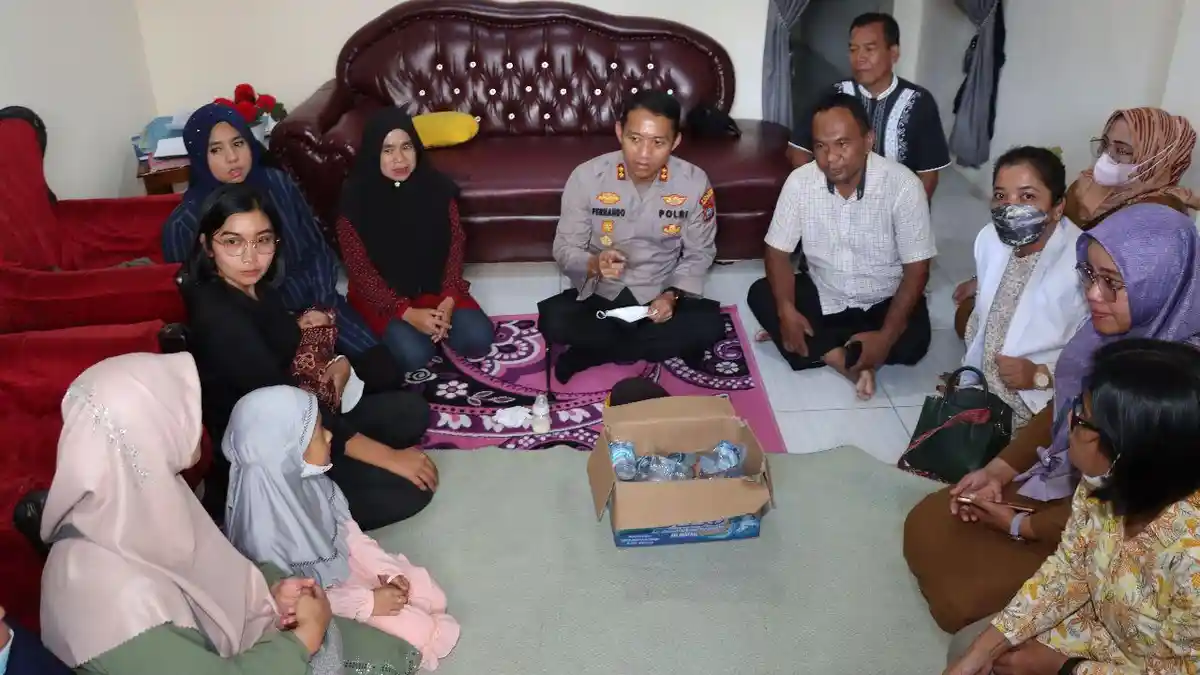 Kapolres Siantar Cek Kondisi Bayi yang Dibuang Orantuanya di Rumah RT
